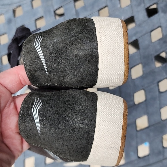 Dansko Olisa black canvas sneaker with silver foil flower floral design size 37 - Picture 4 of 7